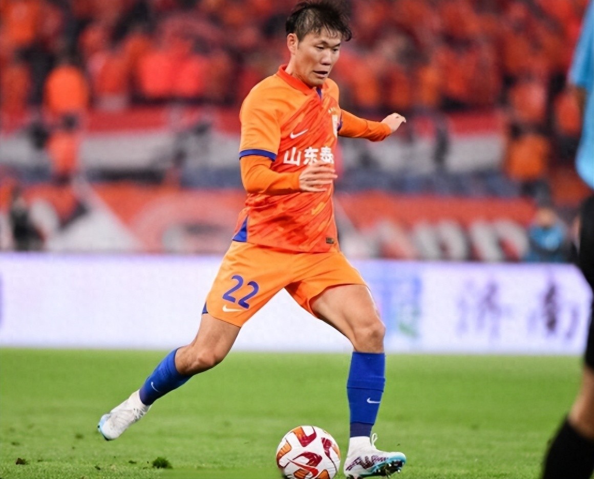 山东泰山今晚防线松动;志在中超名次提升;赛场秩序良好;球探报告显示潜力 山东泰山今晚防线松动;志在中超名次提升;赛场秩序良好;球探报告显示潜力