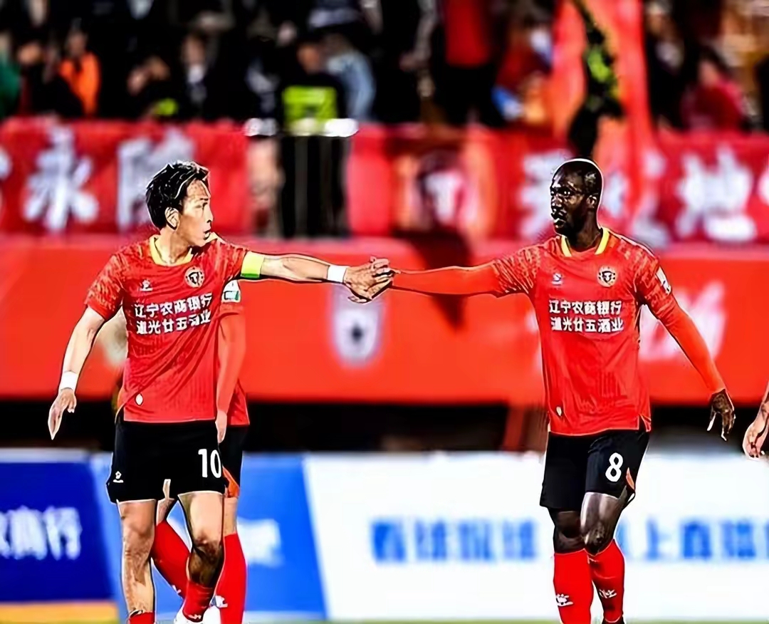 广州队集结日造点机会,志在荷甲名次提升,赛场秩序良好,阵容厚度经受考验 广州队集结日造点机会,志在荷甲名次提升,赛场秩序良好,阵容厚度经受考验