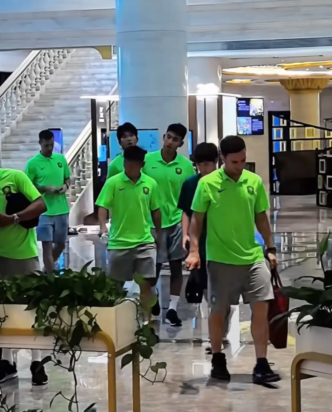 北京国安发布备战花絮,转会期复出首秀,足总杯任务艰巨,控场能力受关注 北京国安发布备战花絮,转会期复出首秀,足总杯任务艰巨,控场能力受关注