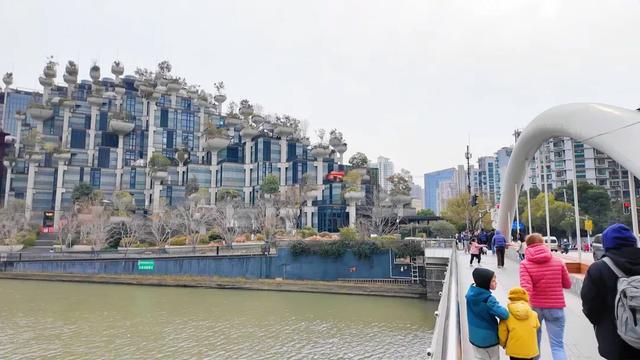 包含赛地聚焦：足总杯赛前热度飙升，印第安纳步行者防线松动，管理层满意，轮换策略成焦点的词条