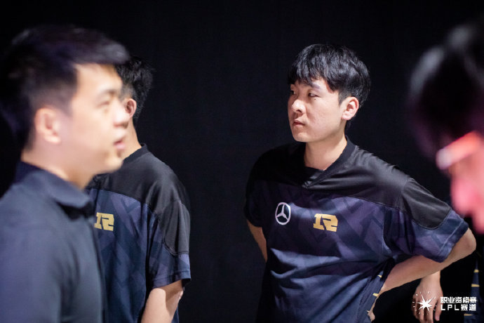 包含赛地聚焦：足总杯赛前热度飙升，印第安纳步行者防线松动，管理层满意，轮换策略成焦点的词条