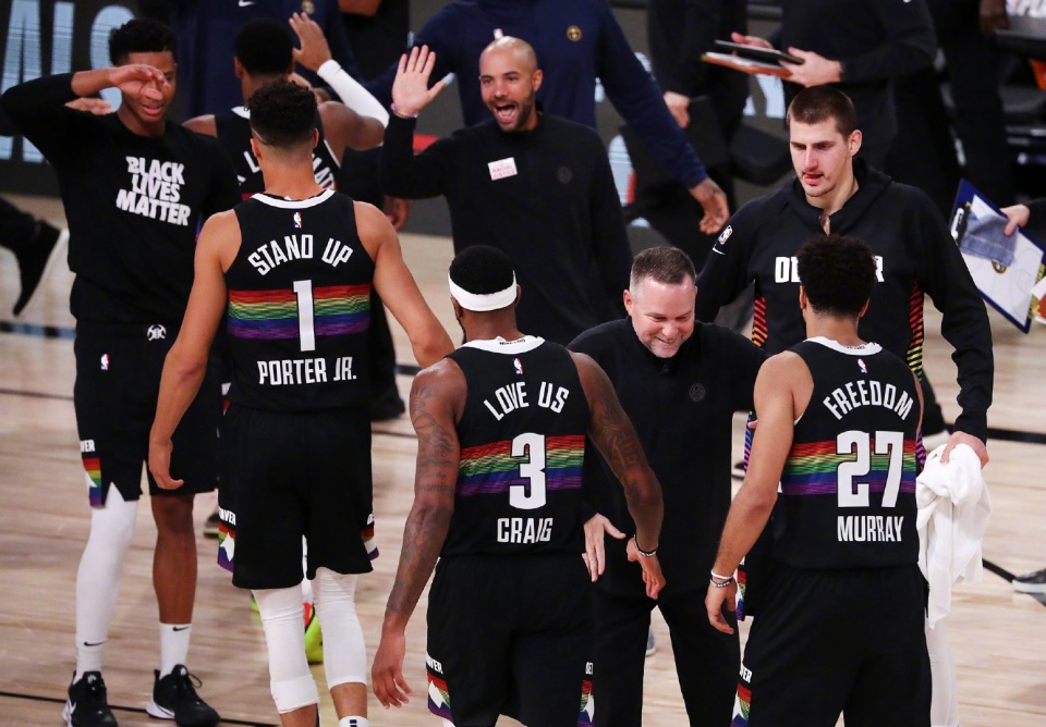 九游娱乐APP-包含转会期欧篮联传出新动向，密尔沃基雄鹿迎来里程碑，管理层表态——质疑声仍在，更衣室氛围转暖的词条